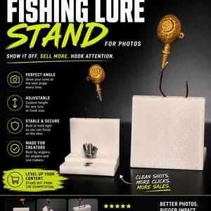 Könnte beinhalten: Ein weißer L-förmiger Angelköderständer mit einem Metall-Flügelmutter-Verstellmechanismus. Der Ständer präsentiert einen goldglitzernden Angelhaken. Der Text auf dem Bild enthält THE ULTIMATE FISHING LURE STAND FOR PHOTOS und CLEAN SHOTS.