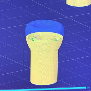 K&ouml;nnte beinhalten: Ein 3D-Rendering eines gelben zylindrischen Objekts mit blauem Deckel. Das Objekt hat ein detailliertes Inneres mit gr&uuml;nen und silbernen Akzenten. Der Hintergrund ist ein blaues Gittermuster.