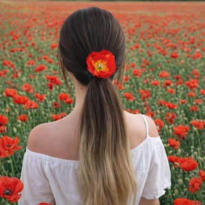 Hårsnodd med röd blomma, sidenhårband med vallmoblomma, handgjord blommig håraccessoar, iögonfallande hårsnodd, present till henne