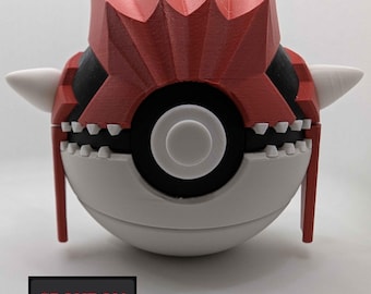 Könnte beinhalten: Eine 3D-gedruckte Poké Ball im Groudon-Design. Der Ball hat ein rotes, schwarzes und weißes Farbschema mit einer stacheligen Krone und hornartigen Vorsprüngen. Das Wort "GROUDON" ist auf einem schwarzen Rechteck aufgedruckt.