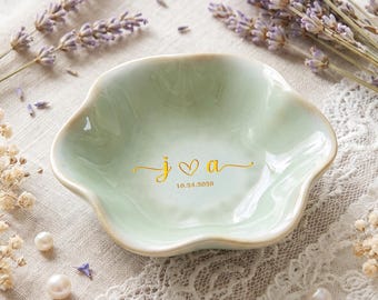 Plato para anillos con inicial grabada, soporte de cerámica personalizado para joyas, regalo de recuerdo personalizado para recién casados, plato considerado para la fiesta de bodas.