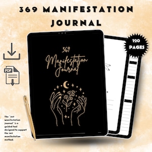 Puede incluir: Un diario negro con el texto "369 Manifestation Journal" en escritura dorada. La portada presenta un diseño de manos, estrellas y una luna creciente. El diario tiene 120 páginas e incluye una descarga PDF. Un bolígrafo dorado está colocado junto al diario.