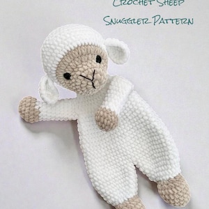 Op de afbeelding: Een handgemaakt gehaakt schaap knuffelspeeltje in wit en beige. Het schaap heeft een witte kop met beige gezicht en oren, en een witte romp met beige voeten en handen. De tekst "CROCHET SHEEP SNUGGLER PATTERN" is groen geschreven.