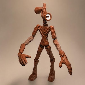 Puede incluir: Figura de acci&oacute;n de Siren Head marr&oacute;n con articulaciones. La figura tiene un dise&ntilde;o &uacute;nico, con una cabeza en forma de sirena y un cuerpo humanoide delgado. La figura posa con los brazos extendidos, mostrando su detallada artesan&iacute;a.
