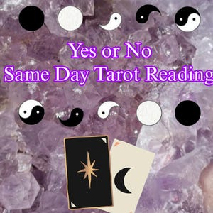 Puede incluir: Imagen promocional de una lectura de tarot, con cartas de tarot, símbolos yin-yang y lunas crecientes. El texto "Yes or No Same Day Tarot Reading" se muestra sobre un fondo de cristal púrpura.
