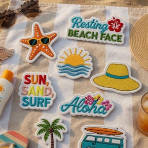 Op de afbeelding: Een verzameling geborduurde patches met een strandthema, waaronder een zeester met zonnebril, een zon boven golven, een gele hoed en zinnen als "Resting Beach Face" en "Aloha". Andere items zijn een zonnebril, een hoed en een drankje.