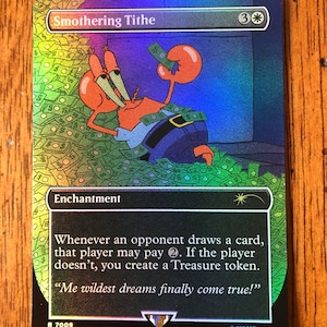Puede incluir: Una carta holográfica de Magic: The Gathering con Mr. Krabs de Bob Esponja, rodeado de dinero. La carta se titula "Smothering Tithe" e incluye texto del juego. La carta tiene un acabado brillante e iridiscente.