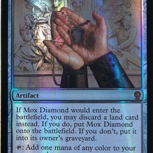 Könnte beinhalten: Eine holografische Magic: The Gathering Sammelkarte mit dem Titel Mox Diamond. Die Karte zeigt eine Illustration von Händen, die einen Diamantanhänger halten, mit dem Text: If Mox Diamond would enter the battlefield, you may discard a land card instead.
