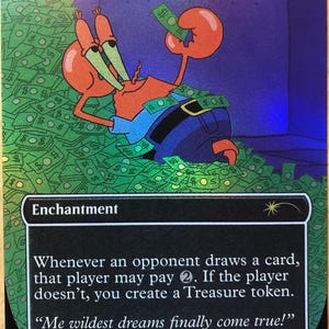 Peut inclure: Une carte à collectionner Magic: The Gathering holographique intitulée Smothering Tithe représentant un crabe rouge allongé sur un grand tas de billets verts. Le texte de la carte inclut les règles et la citation, Me wildest dreams finally come true!