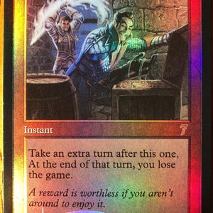 Könnte beinhalten: Eine holografische Magic: The Gathering Sammelkarte mit dem Titel Final Fortune. Die Karte zeigt eine Illustration von zwei Figuren bei einer Schatztruhe, mit roten Rändern, dem Text 'Take an extra turn after this one. At the end of that turn, you lose the game.' und dem Künstlernachweis Greg & Tim Hildebrandt.