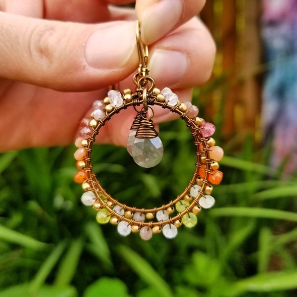 Orecchini Deluxe Mixed Gemstone Hoop. Aquamarine, Pietra lunare, Peridot, Tourmaline, Ottone, Pietre bellissime, Orecchini Boho in edizione limitata