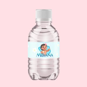 以下が含まれることがあります： 白いキャップが付いた透明なプラスチック製のウォーターボトル。ボトルには、モアナの漫画の画像と「MOANA」という名前が青い文字で書かれた水色のラベルが付いています。白い花のグラフィックもラベルにあります。