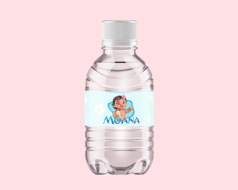 以下が含まれることがあります： 白いキャップが付いた透明なプラスチック製のウォーターボトル。ボトルには、モアナの漫画の画像と「MOANA」という名前が青い文字で書かれた水色のラベルが付いています。白い花のグラフィックもラベルにあります。