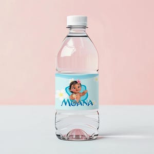 以下が含まれることがあります： 白いキャップが付いた透明なプラスチック製のウォーターボトル。ボトルには、若い女の子の漫画の画像と青い文字で「MOANA」という文字が描かれた水色のラベルが付いています。白い花もラベルにあります。
