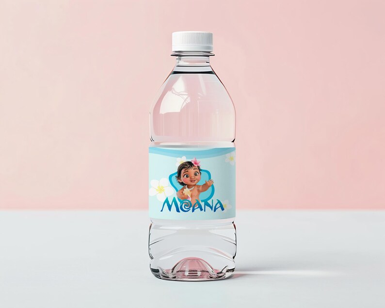 以下が含まれることがあります： 白いキャップが付いた透明なプラスチック製のウォーターボトル。ボトルには、若い女の子の漫画の画像と青い文字で「MOANA」という文字が描かれた水色のラベルが付いています。白い花もラベルにあります。