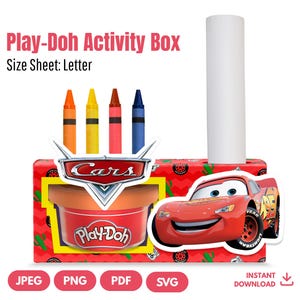 Puede incluir: Una caja de actividades Play-Doh con el tema de Cars. La caja incluye un recipiente de Play-Doh, cuatro crayones y un rollo de papel blanco. La caja es roja con el logotipo de Cars y una imagen de Rayo McQueen.