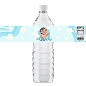 以下が含まれることがあります： 白いキャップが付いた透明なプラスチック製のウォーターボトル。ボトルには「Moana」の文字と、女の子の漫画の画像が描かれたラベルが付いています。ラベルは、白い花と栄養成分表示が付いた水色です。