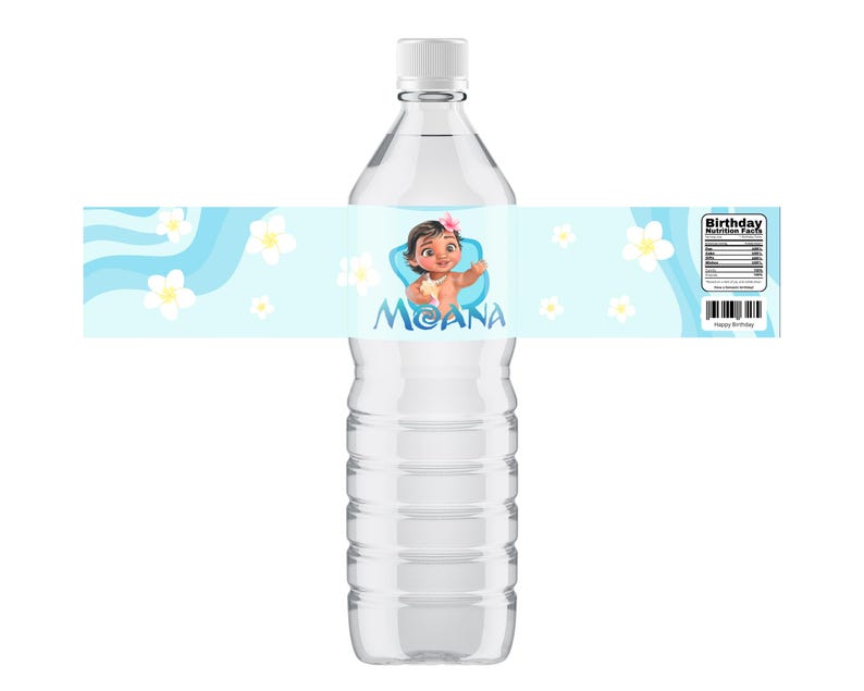 以下が含まれることがあります： 白いキャップが付いた透明なプラスチック製のウォーターボトル。ボトルには「Moana」の文字と、女の子の漫画の画像が描かれたラベルが付いています。ラベルは、白い花と栄養成分表示が付いた水色です。