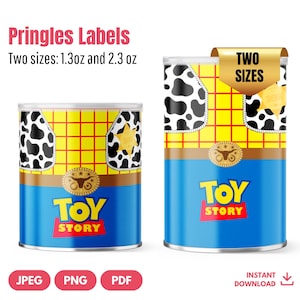Könnte beinhalten: Zwei Pringles-Dosenetiketten mit Toy Story-Motiv. Die Etiketten haben einen blauen Grund mit den Worten "Toy Story" in Rot und Gelb, ein gelb-braunes Karomuster und einen schwarz-weißen Kuhdruck. Der Text "Pringles Labels" steht oben.