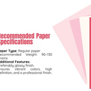 Pu&ograve; includere: Grafica con il testo "Specifiche della carta consigliate". Raccomanda carta normale con un peso di 90-130 grammi e una finitura lucida per colori vivaci e un aspetto professionale. Uno stack di carte rosa e bianche &egrave; sullo sfondo.