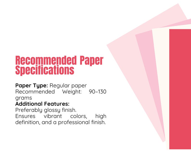 Pu&ograve; includere: Grafica con il testo "Specifiche della carta consigliate". Raccomanda carta normale con un peso di 90-130 grammi e una finitura lucida per colori vivaci e un aspetto professionale. Uno stack di carte rosa e bianche &egrave; sullo sfondo.