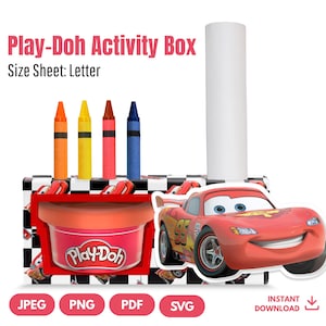 Puede incluir: Una caja de actividades Play-Doh con un coche de carreras rojo, crayones y un recipiente de Play-Doh. La caja tiene un patrón de cuadros blancos y negros y el texto "Play-Doh Activity Box" y "Size Sheet: Letter".