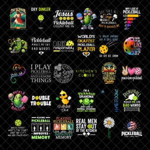 Könnte beinhalten: Eine Sammlung verschiedener Pickleball-Designs auf schwarzem Hintergrund. Die Designs umfassen Text und Grafiken wie Pickleball-Schläger, Bälle und humorvolle Sätze wie "I play pickleball and I know things."