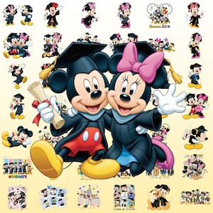Puede incluir: Una colección de ilustraciones digitales que muestran a Mickey y Minnie Mouse con vestimenta de graduación, incluyendo togas, birretes, diplomas y el texto Class of 2026, presentados como un collage de múltiples diseños.