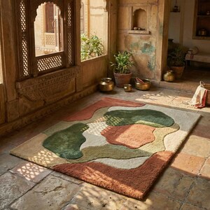 Puede incluir: Una alfombra rectangular con un dise&ntilde;o abstracto en tonos verdes, naranjas y beige. La alfombra presenta una superficie texturizada y est&aacute; colocada sobre un suelo embaldosado. La habitaci&oacute;n tiene detalles arquitect&oacute;nicos y plantas.