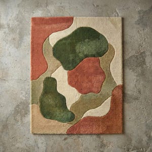 Puede incluir: Una alfombra rectangular con un dise&ntilde;o abstracto. La alfombra presenta formas org&aacute;nicas en tonos de verde, &oacute;xido, beige y marr&oacute;n. La alfombra est&aacute; hecha de un material suave y texturizado y est&aacute; colocada sobre un suelo de hormig&oacute;n.