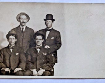 Antike RPPC Postkarten-Porträt von vier eleganten Männern mit Schnurrbart und Zylinder