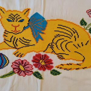 Vintage Mid-Century Needlepoint Pillowcases Pair // Adorable Cat & Flowers Pattern // Handmade Pair Folk Art imagem 3