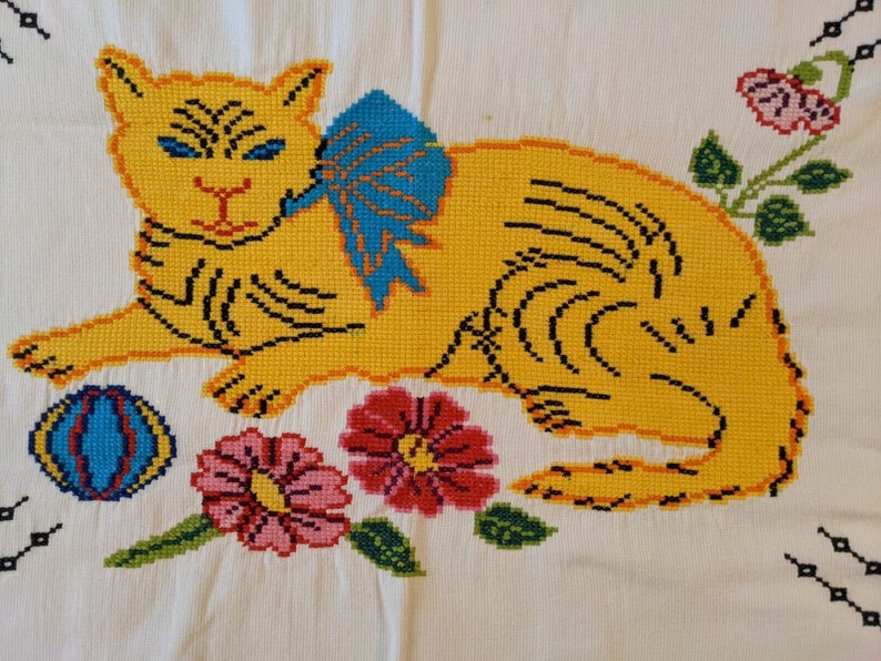 Vintage Mid-Century Needlepoint Pillowcases Pair // Adorable Cat & Flowers Pattern // Handmade Pair Folk Art imagem 3