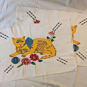 Vintage Mid-Century Needlepoint Pillowcases Pair // Adorable Cat & Flowers Pattern // Handmade Pair Folk Art imagem 8