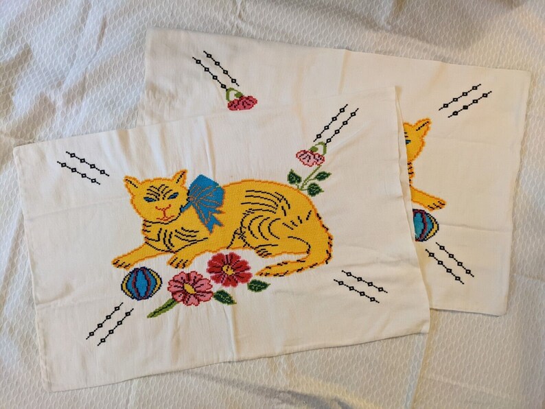 Vintage Mid-Century Needlepoint Pillowcases Pair // Adorable Cat & Flowers Pattern // Handmade Pair Folk Art imagem 8