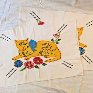 Vintage Mid-Century Needlepoint Pillowcases Pair // Adorable Cat & Flowers Pattern // Handmade Pair Folk Art imagem 1