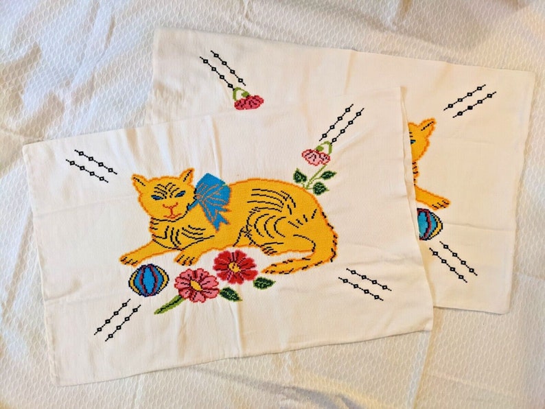 Vintage Mid-Century Needlepoint Pillowcases Pair // Adorable Cat & Flowers Pattern // Handmade Pair Folk Art imagem 1