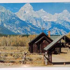 Capela da Transfiguração Tetons Jackson Hole Wyoming WY c1950s Cartão postal vintage D7