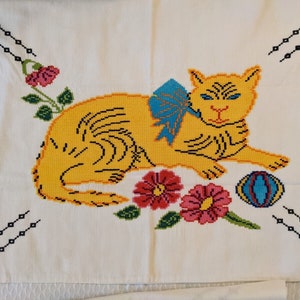 Vintage Mid-Century Needlepoint Pillowcases Pair // Adorable Cat & Flowers Pattern // Handmade Pair Folk Art imagem 2