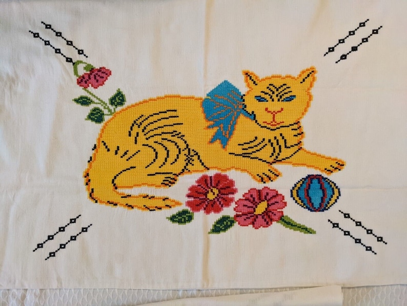 Vintage Mid-Century Needlepoint Pillowcases Pair // Adorable Cat & Flowers Pattern // Handmade Pair Folk Art imagem 2