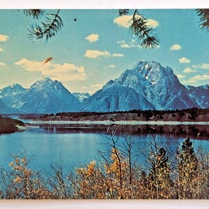 La catena montuosa del Teton riflessa nel lago Jackson, Parco nazionale del Grand Teton, WY Cartolina d'epoca J1