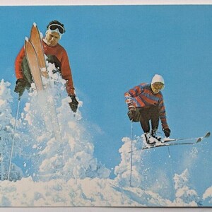 Vintage Wisconsin Skiing Postkarte Ski fahrend und schneller Sprung entlang des Weges c1960s