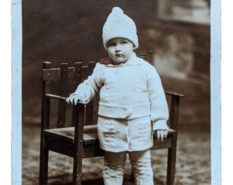 アンティーク リアルフォト RPPC ポストカード c1922 スタジオポートレート 幼い子供の手編みの衣装