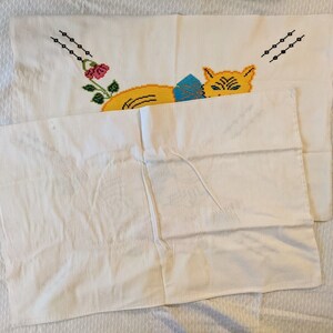 Vintage Mid-Century Needlepoint Pillowcases Pair // Adorable Cat & Flowers Pattern // Handmade Pair Folk Art imagem 5