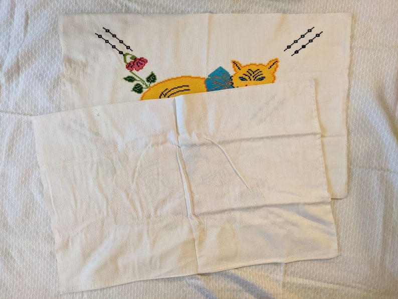 Vintage Mid-Century Needlepoint Pillowcases Pair // Adorable Cat & Flowers Pattern // Handmade Pair Folk Art imagem 5