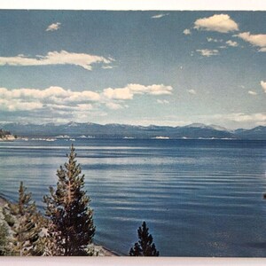 Vue panoramique sur le lac de Yellowstone, le parc national de Yellowstone, WY, carte postale vintage J2