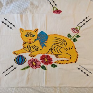 Vintage Mid-Century Needlepoint Pillowcases Pair // Adorable Cat & Flowers Pattern // Handmade Pair Folk Art imagem 4