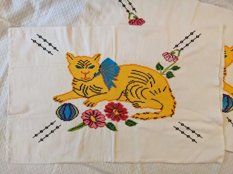 Vintage Mid-Century Needlepoint Pillowcases Pair // Adorable Cat & Flowers Pattern // Handmade Pair Folk Art imagem 4