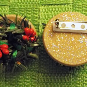 Christmas Pin &quot;Christmas Wreath&quot; Natural Wood Pin NEW