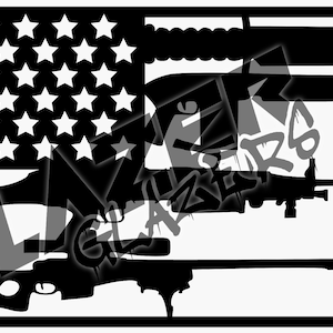 Könnte beinhalten: Schwarz-weiß Grafikdesign mit der amerikanischen Flagge, Gewehren und dem Wort "GLASS" im Graffiti-Stil. Die Sterne und Streifen der Flagge sind sichtbar, mit Gewehrsilhouetten, die die Streifen überlagern.